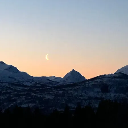 Panorama Logde Stryn, With Jacuzzi, Sauna And Spectacular Views! בית נופש